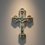 Crucifijo de pared de 5.5", madera de olivo con nácar de Tierra Santa