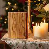 Biblia en inglés con cubierta protectora de madera