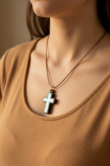 Collar con Cruz de Madera de Olivo y Cuentas Blancas y Azules | Artesanía de Belén