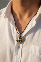 Collar de cruz de Jerusalén de madera de olivo plateada