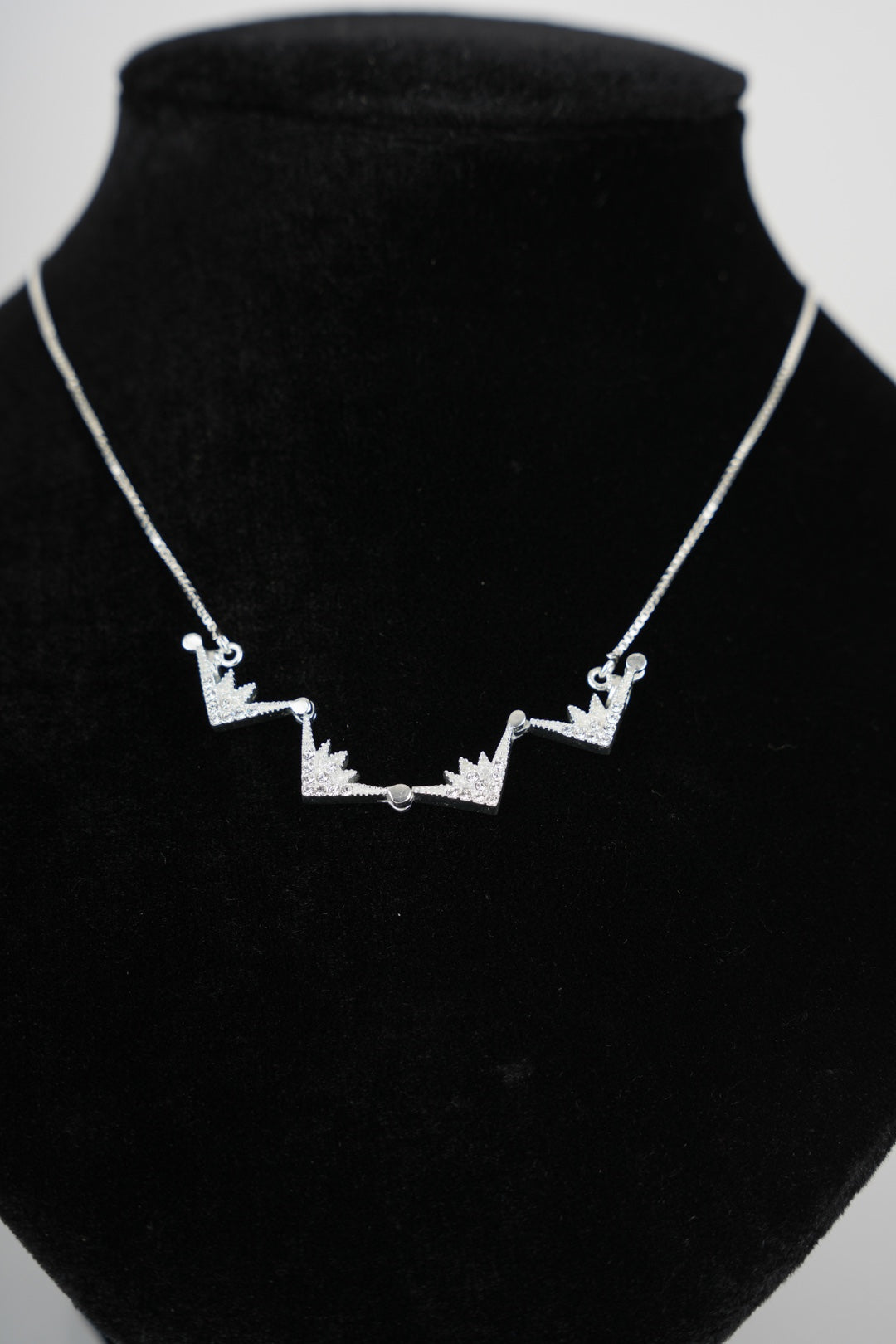 Magnetic Star of Bethlehem Necklace with White Gemstones(Silver Color)