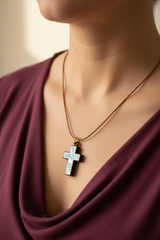 Collar de cruz de nácar blanco, azul y verde sobre base de madera de olivo