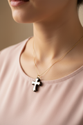 Collar de cruz de nácar blanco sobre base de madera de olivo | Artesanía de Belén